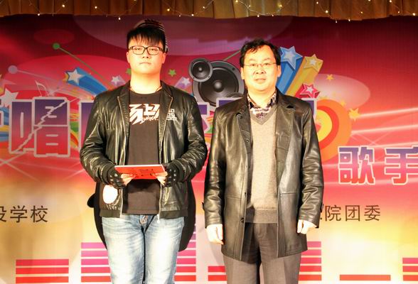 調(diào)整大小 張衛(wèi)東院長(zhǎng)給獲得一等獎(jiǎng)的選手頒獎(jiǎng).jpg