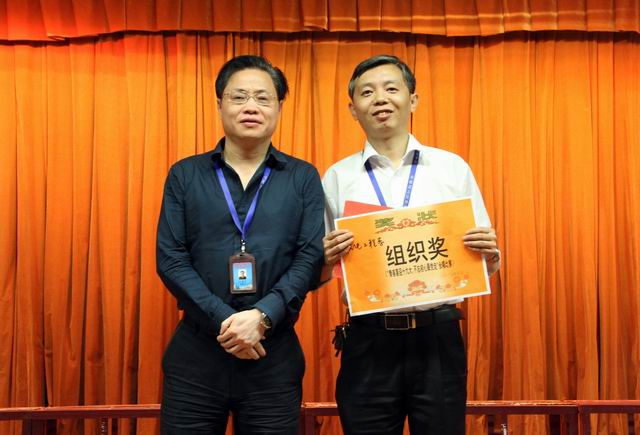 調(diào)整大小 9、任建設(shè)副院長(zhǎng)給機(jī)電工程系頒發(fā)組織獎(jiǎng).jpg