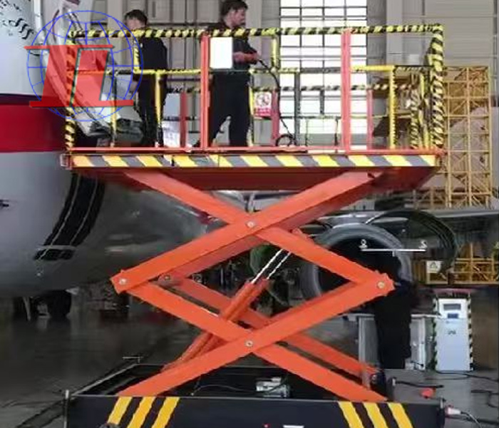 大型機(jī)場升降車